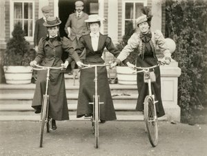 自転車に乗っている3人の女性、1900年代初頭